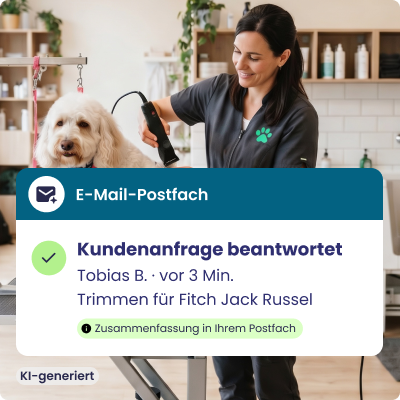Mitarbeiterin frisiert einen Pudel im Salon, eingeblendetes E-Mail-Postfach mit Benachrichtigung