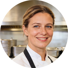 Portrait von Anja Hauptmann, Inhaberin eines Catering-Service