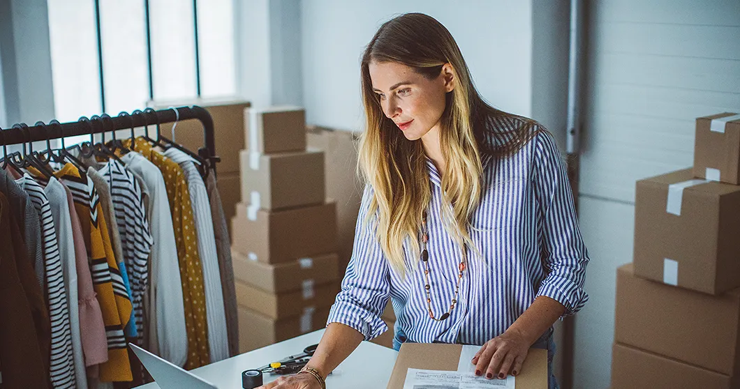 Shop Inhaberinnen die Produkte in Kartons verpackt