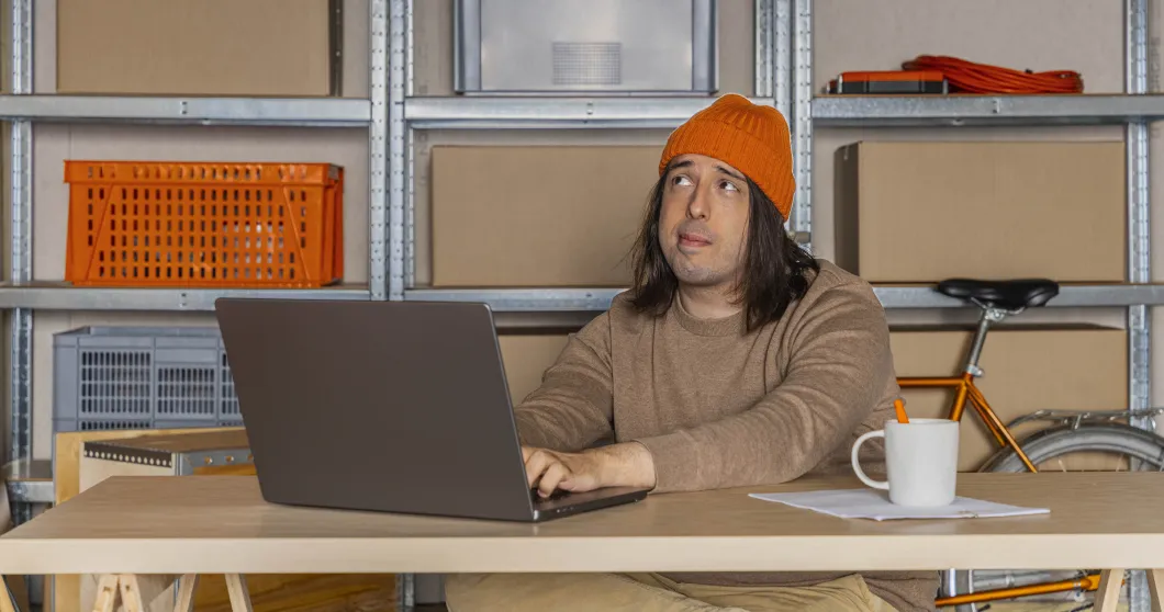 Nachdenklicher Mann am Laptop – Hinweis auf supergünstige Preise.
